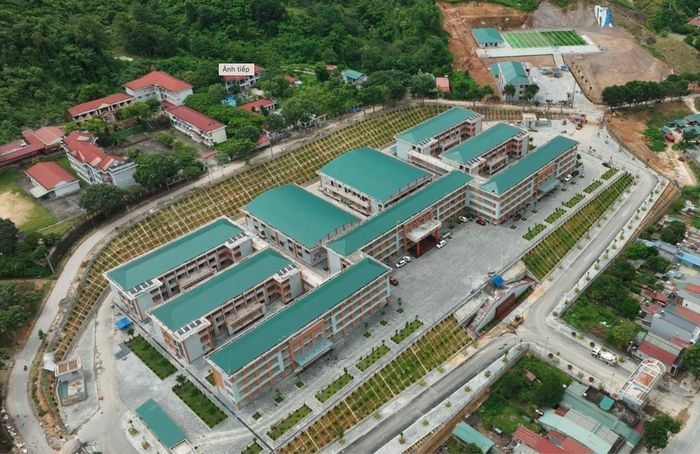 Trường Phổ thông nội trú liên cấp Tiểu học và Trung học cơ sở Phong Thổ (Lai Châu) đã sẵn sàng khai giảng cho năm học mới. Ảnh: TTXVN