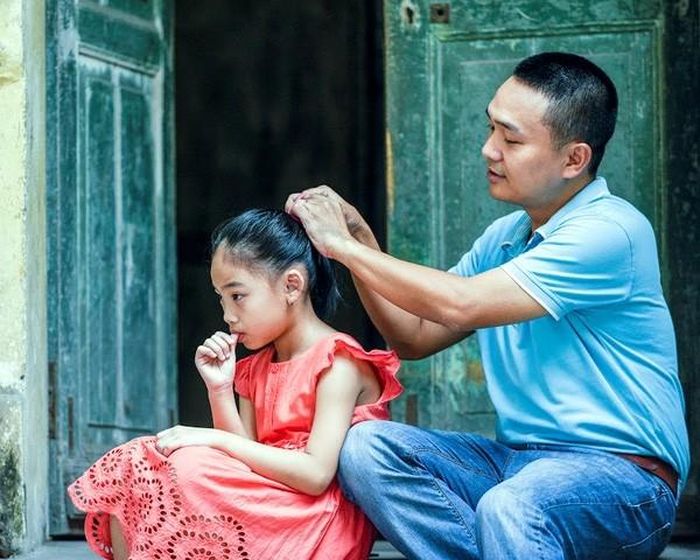 Được cha quan tâm giúp trẻ hình thành cảm giác được yêu thương và có giá trị.