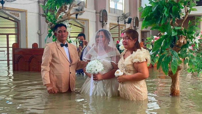 Nhà thờ ngập sâu, nước dâng cao đến eo, cặp đôi vẫn quyết "lội nước" tổ chức đám cưới.