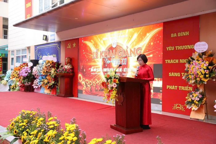 Cô giáo Hồ Thuận Yến – Bí thư Đảng bộ, Hiệu trưởng Trường THCS Ngọc Hà phát biểu tại Lễ khai giảng năm học 2026–2027