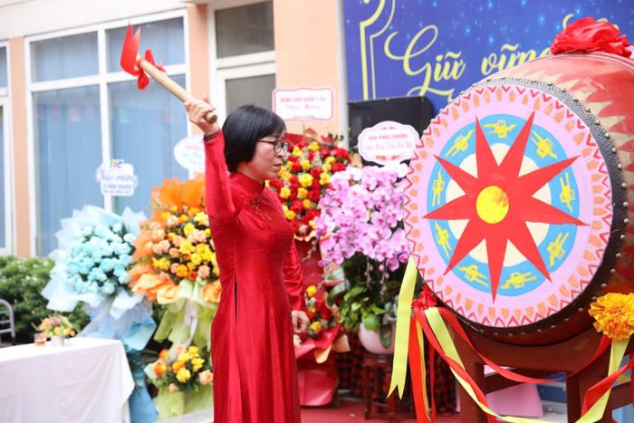Cô giáo Hồ Thuận Yến – Bí thư Đảng bộ, Hiệu trưởng Trường THCS Ngọc Hà đánh trống khai giảng năm học 2026–2027.