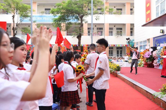 Học sinh lớp 9 Trụ sở chính trao hoa chào đón những thành viên lớp 6 – khoảnh khắc đẹp của sự tiếp nối