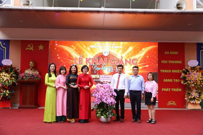Đại diện cha mẹ học sinh tặng hoa chúc mừng – sự đồng hành quý báu cùng nhà trường trên hành trình giáo dục học sinh