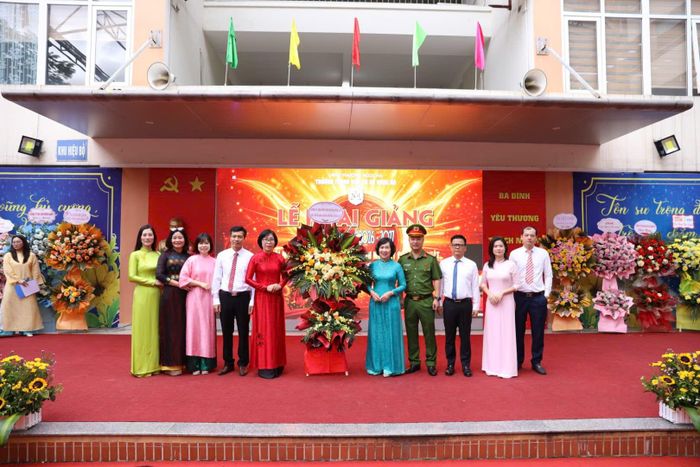 Lãnh đạo phường Ngọc Hà trao những đóa hoa tươi thắm, gửi gắm niềm tin và kỳ vọng tới thầy trò nhà trường