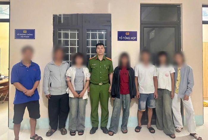 Công an xã Nậm Dịch kịp thời phối hợp đưa 04 cháu nhỏ trở về với gia đình an toàn.