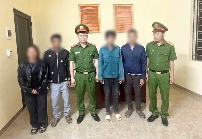 Gia đình đến đón anh S.S.D. tại trụ sở Công an.