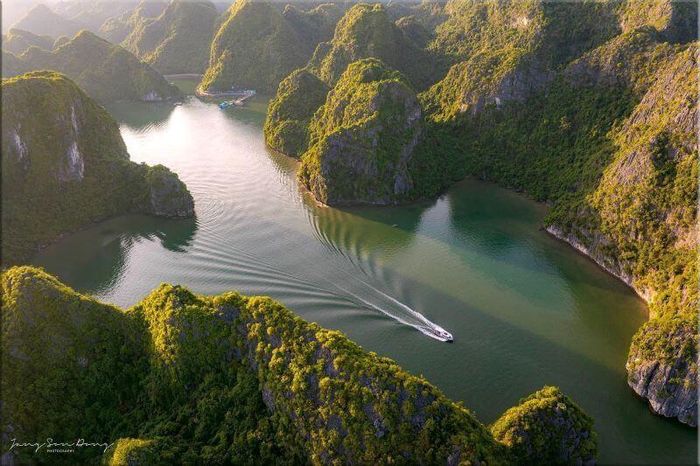 Vịnh Lan Hạ - Cát Bà Hải Phòng. Ảnh: Tiến Nguyễn.