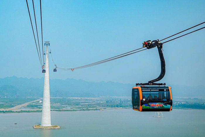 Tuyến cáp treo Cát Hải - Phù Long.