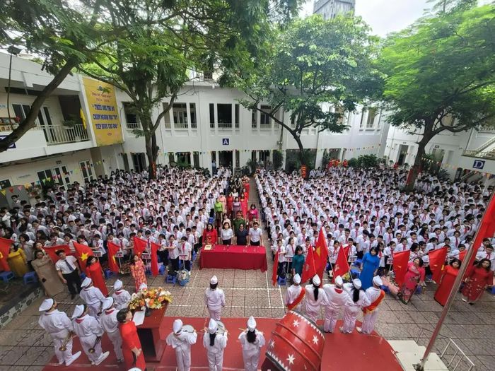Cả nước cùng chào cờ, hát Quốc ca, đánh trống khai giảng.