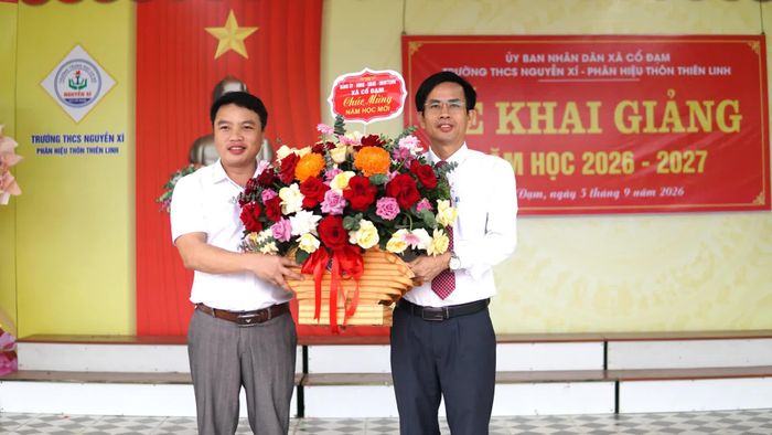 Đại diện UBND xã Cổ Đạm tặng hoa chúc mừng Trường THCS Nguyễn Xí - Phân hiệu thôn Thiên Linh