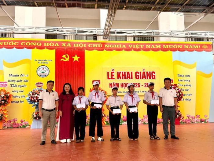 Những phần quà được trao tặng, tiếp thêm động lực để học sinh Trường THCS Nguyễn Xí vững bước trong năm học mới