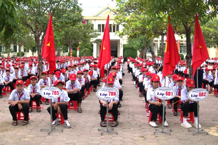 Học sinh Trường THCS Nguyễn Xí phấn khởi bước vào năm học mới