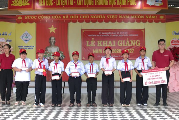 Học sinh Trường THCS Nguyễn Xí - Phân hiệu thôn Thiên Linh vui mừng đón nhận những phần quà trong ngày khai giảng