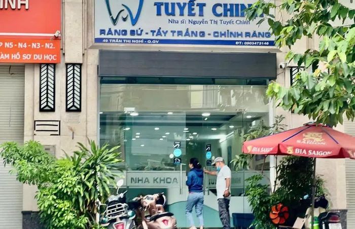 Nha khoa Tuyết Chinh bị xử phạt gần 94 triệu đồng do hàng loạt vi phạm trong hoạt động khám, chữa bệnh. Cơ sở này cũng bị tước giấy phép hoạt động trong thời hạn 3 tháng.