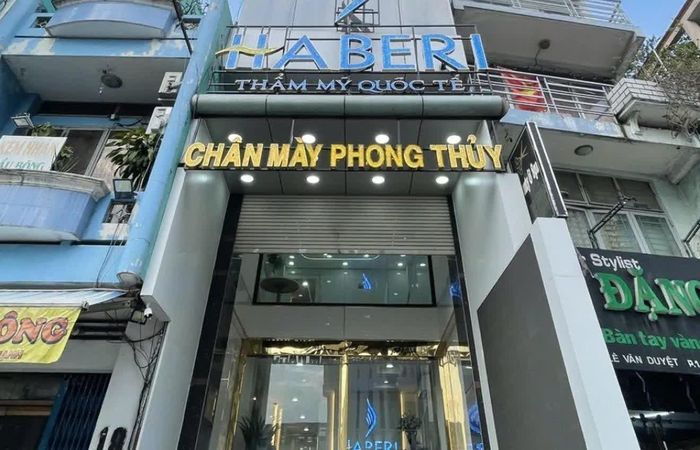 Công ty TNHH Haberi - Chăm sóc da, tại 16 Lê Văn Duyệt, phường Gia Định, bị phạt 90 triệu đồng và đình chỉ hoạt động 18 tháng.