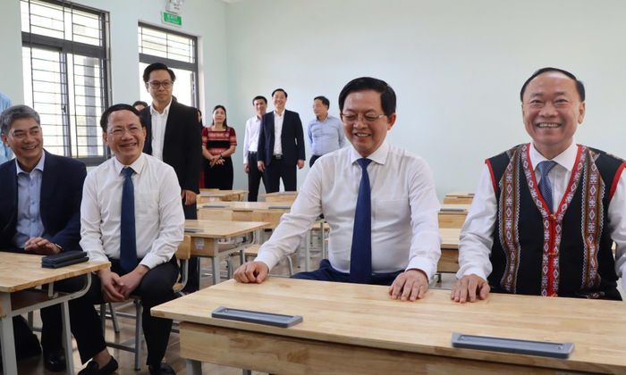 Phó Thủ tướng Hồ Quốc Dũng kiểm tra ngôi trường Ia Púch vừa mới hoàn thành.
