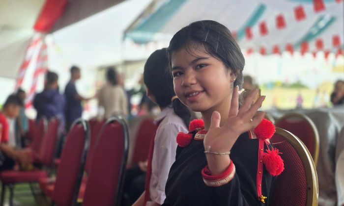 Học sinh đồng bào vui mừng khi từ năm học này được học trong ngôi trường khang trang.