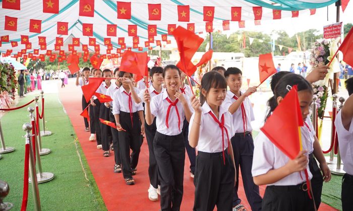 Đón học sinh đầu cấp trong Lễ khai giảng.