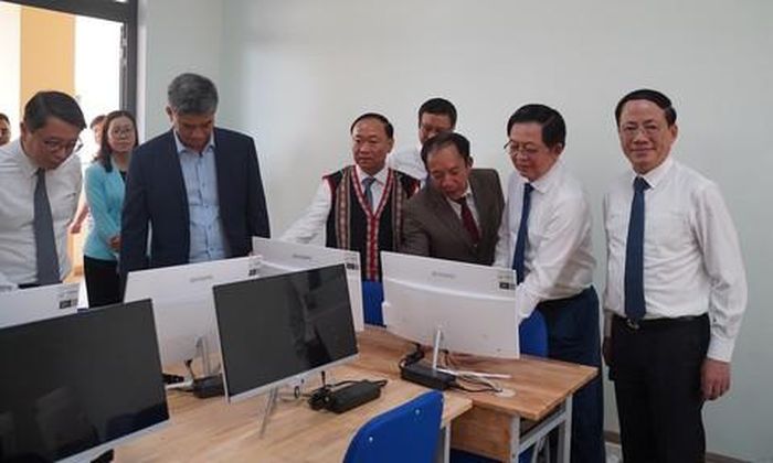 Phó Thủ tướng cùng Lãnh đạo tỉnh Gia Lai kiểm tra cơ sở vật chất trường học nội trú Ia Púch.