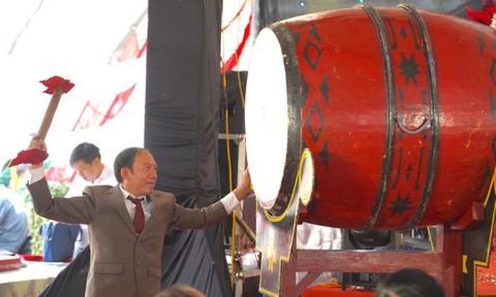 Ông Phan Thành Tiến, Hiệu trưởng Trường Phổ thông nội trú Tiểu học và THCS Ia Púch đánh trống khai giảng.