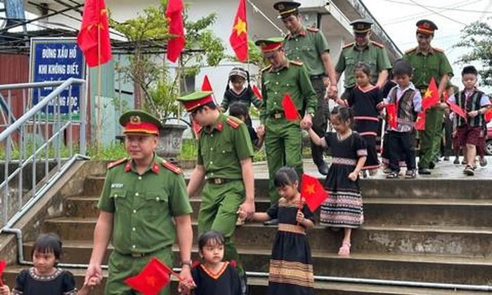 Công an xã Tu Mơ Rông triển khai mô hình “Bạn đồng hành áo xanh”, cùng nhà trường chăm lo, nuôi dưỡng, giúp các em có thêm điều kiện học tập.
