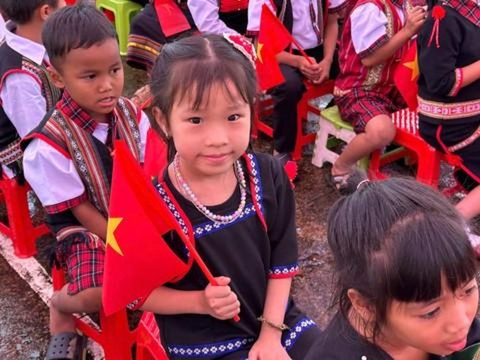 Hơn 900 học sinh Trường Phổ thông dân tộc bán trú Tiểu học Tu Mơ Rông (xã Tu Mơ Rông, tỉnh Quảng Ngãi) đến trường dự lễ khai giảng năm học mới