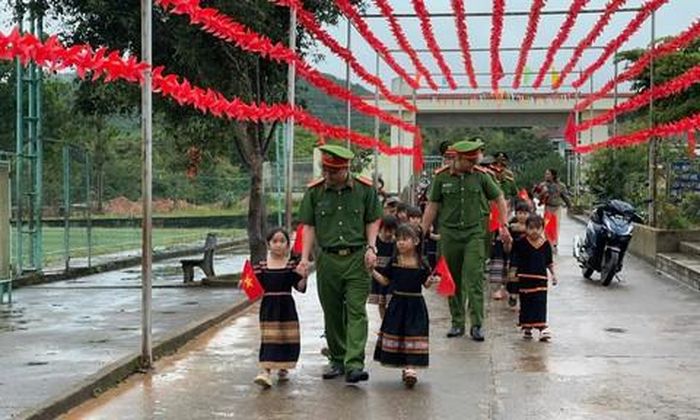 Năm học này, Công an xã phối hợp chăm lo, nuôi dưỡng 50 học sinh có hoàn cảnh khó khăn, mồ côi đang ăn ở tại trường.