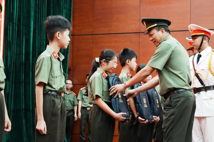 Các em học sinh được trao quà tại lễ khai giảng