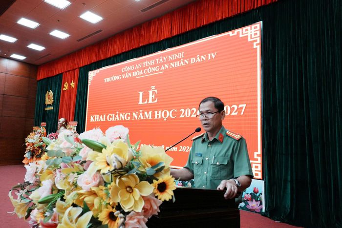 Thượng tá Lê Minh Tùng, Hiệu trưởng nhà trường phát biểu tại Lễ khai giảng và đọc thư chúc mừng của Bộ trưởng Bộ Công an