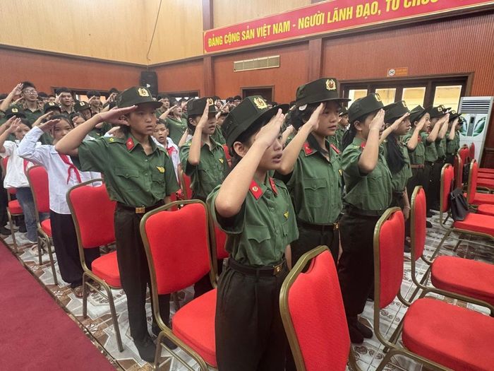 Các em học sinh chào cờ tại lễ khai giảng