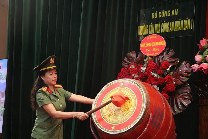 Đại tá Đỗ Thị Huyền Lan, Hiệu trưởng nhà trường đánh trống khai giảng năm học mới