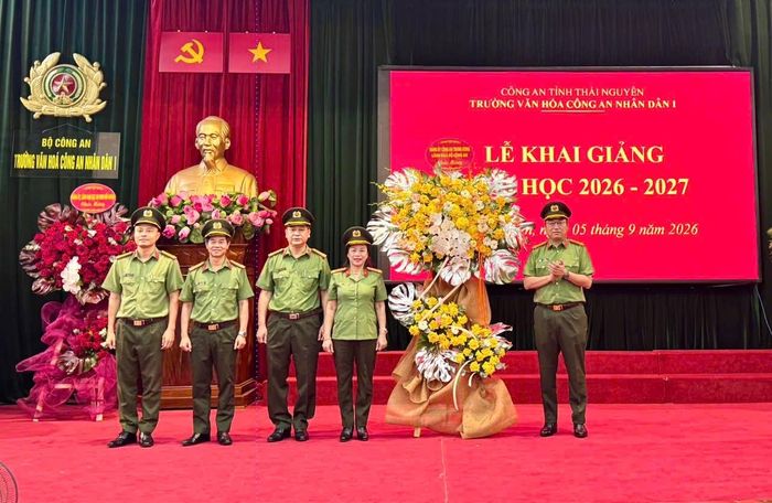 Đại tá Tô Long, Cục trưởng Cục An ninh đối ngoại, Bộ Công an tặng lẵng hoa chúc mừng lễ khai giảng năm học mới cho nhà trường