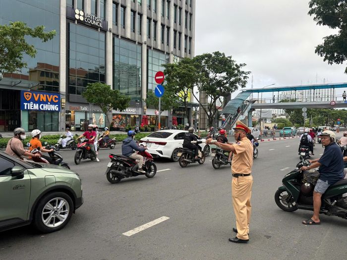 CBCS Phòng CSGT làm nhiệm vụ điều tiết, phân luồng giao thông tại các khu vực có diễn biến giao thông phức tạp, bảo đảm đường tới trường của phụ huynh, học sinh luôn thông thoáng và an toàn 