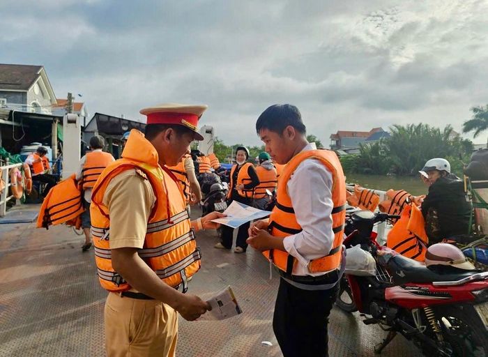 Lực lượng Cảnh sát đường thuỷ phát cẩm nang giao thông an toàn cho học sinh trong ngày tựu trường 
