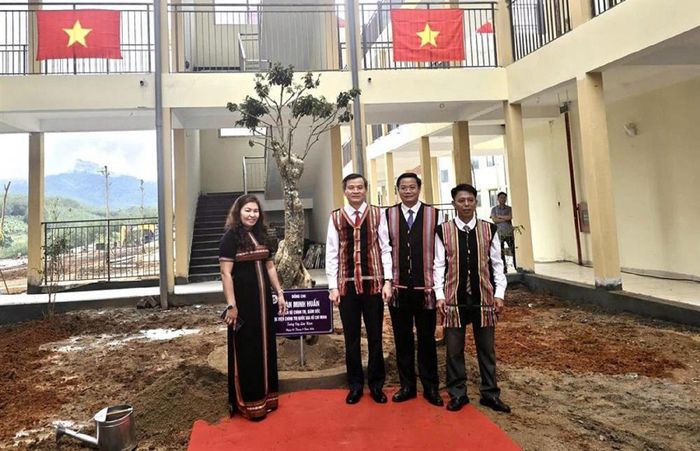 Ủy viên Bộ Chính trị, Giám đốc Học viện Chính trị quốc gia Hồ Chí Minh Đoàn Minh Huấn dự Lễ khai giảng năm học 2026 - 2027, khánh thành Trường Phổ thông nội trú Tiểu học và THCS Dục Nông (xã Dục Nông, tỉnh Quảng Ngãi) và trồng cây lưu niệm