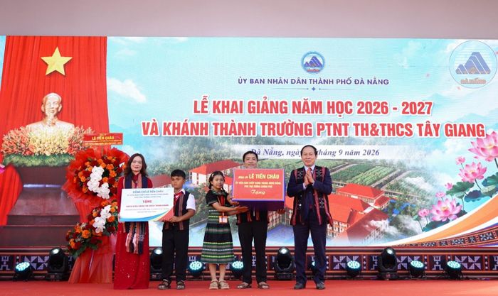 Ủy viên Trung ương Đảng, Phó Thủ tướng Chính phủ Lê Tiến Châu dự lễ khai giảng tại Trường nội trú liên cấp Tiểu học và THCS Tây Giang, TP Đà Nẵng.