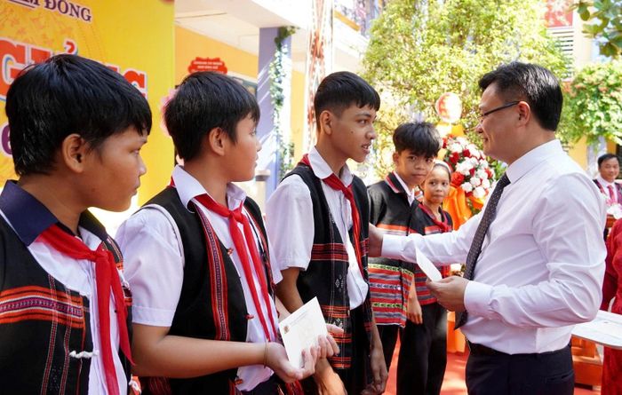 Thiếu tướng Nguyễn Thanh Tuấn, Giám đốc Công an TP Huế dự lễ khai giảng năm học mới, trao quà đến học sinh tại xã miền núi Khe Tre, TP Huế.