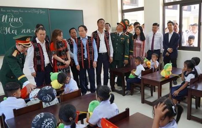 Ủy viên Trung ương Đảng, Phó Thủ tướng Chính phủ Lê Tiến Châu dự lễ khai giảng và thăm hỏi các em học sinh tại Trường nội trú liên cấp Tiểu học và THCS Tây Giang, TP Đà Nẵng.