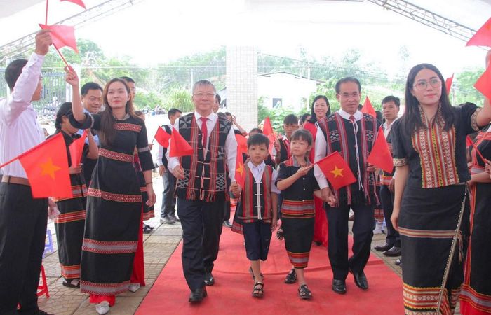 Lãnh đạo trung ương và TP Đà Nẵng dự lễ khai giảng tại các trường miền núi ở TP Đà Nẵng.