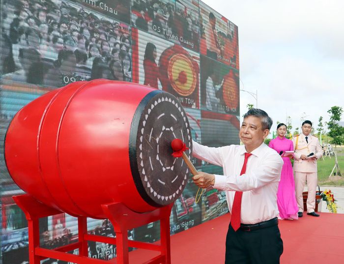 Lãnh đạo TP.Cần Thơ trao tặng quà cho các em học sinh và đánh trống khai giảng năm học mới.
