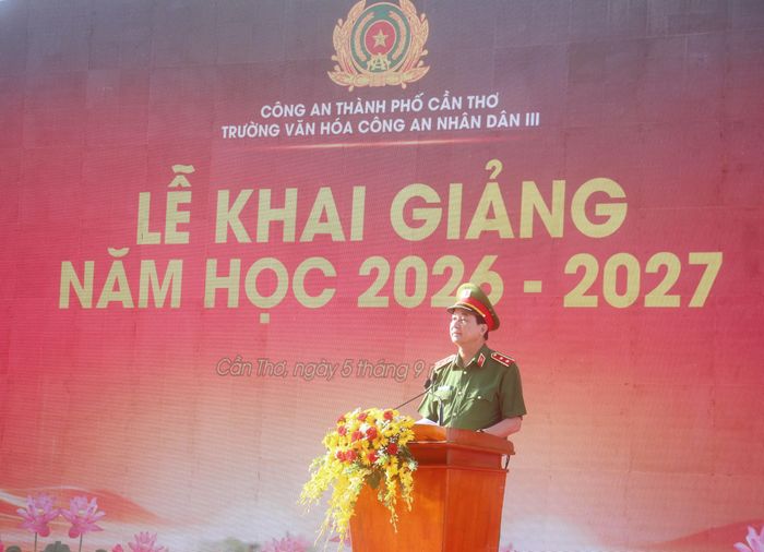 Trung tướng Trần Minh Tiến đọc thư chúc mừng của Bộ trưởng Bộ Công an gửi tới toàn thể giáo viên và học sinh nhân dịp năm học mới 2026 - 2027.
