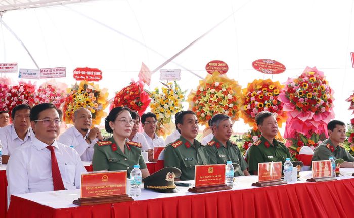 Đại biểu tham dự lễ khai giảng.