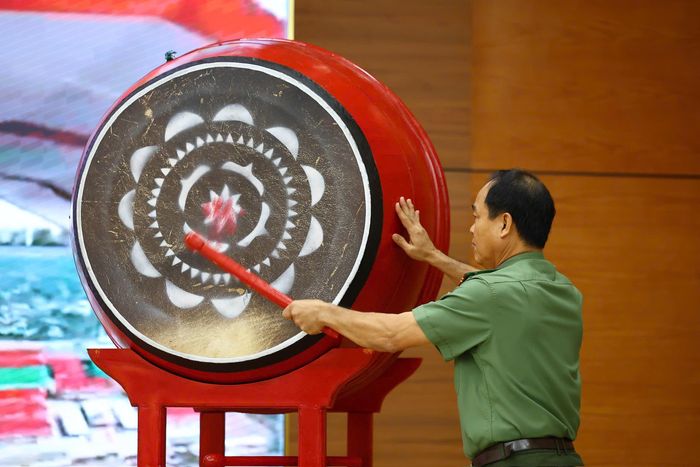  Đại tá Nguyễn Nguyện Luân - Hiệu trưởng trường Văn hóa CAND V đánh trống khai giảng