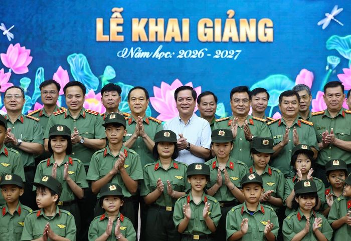 Các đồng chí lãnh đạo cùng đại biểu chụp ảnh lưu niệm với các em học sinh tại Lễ khai giảng