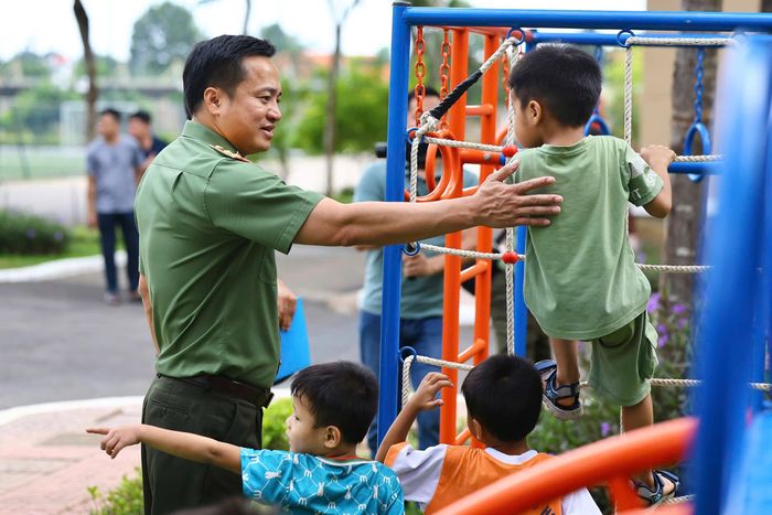  Trung tướng Mai Hoàng, Giám đốc Công an TPHCM thăm hỏi, động viên các em học sinh Trường Văn hóa CAND V