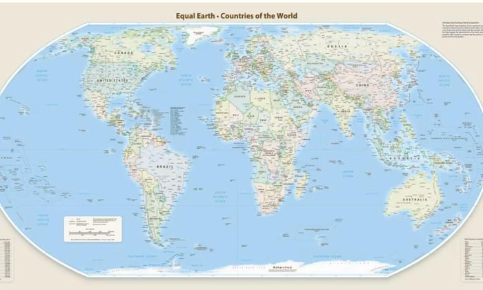Bản đồ theo phép chiếu Equal Earth được cho là thể hiện gần đúng kích cỡ nhiều khu vực hơn - điển hình là Châu Phi với kích cỡ lớn hơn nhiều lần hiện nay trên bản đồ so với phép chiếu Mercator. 