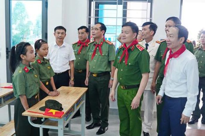 Các đại biểu về dự tham quan các lớp học