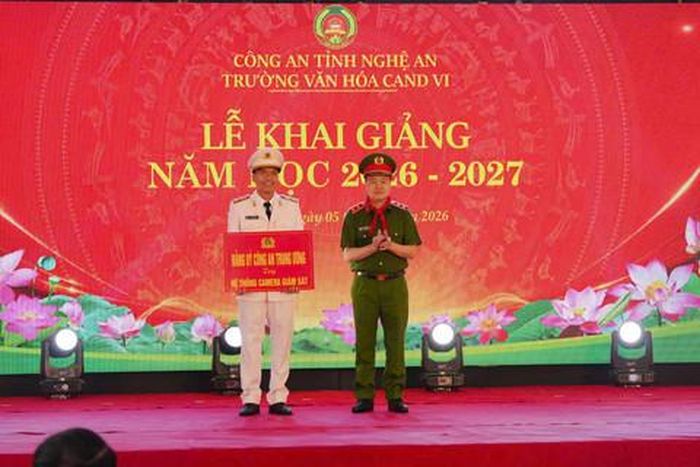 Trung tướng Nguyễn Ngọc Vân - Tư lệnh Bộ Tư lệnh Cảnh sát cơ động Bộ Công an trao biểu trưng quà của Đảng ủy Công an Trung ương tặng nhà trường