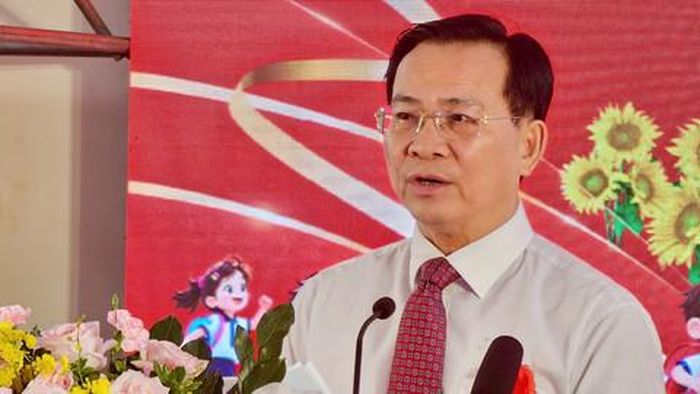 Đồng chí Hồ Văn Mười - Ủy viên Ban Chấp hành Trung ương Đảng, Phó Bí thư Tỉnh ủy, Chủ tịch UBND tỉnh Lâm Đồng tham dự lễ khai gỉang năm học 2026-2027 tại điểm cầu Trường nội trú biên giới Thuận An, tỉnh Lâm Đồng