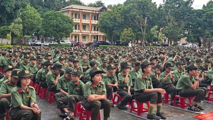 Hơn 1.000 học sinh liên cấp (Tiều học, THCS, THPT) Trường Văn hoá CAND II tại Đắk Lắk được thầy cô hướng dẫn, tề tựu đông đủ trong ngày khai giảng 